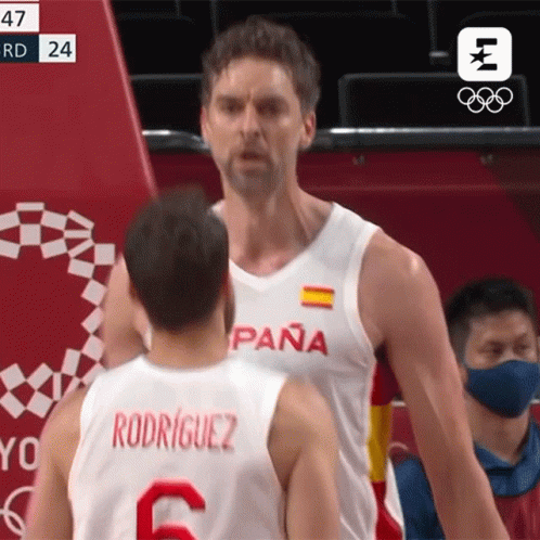 chest-bump-pau-gasol