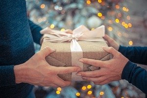 gift-4669449-640