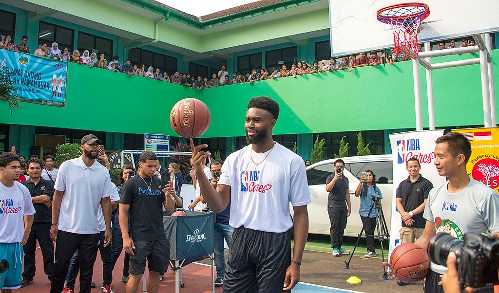1024px-Pemain-Bola-Basket-NBA-dari-Amerika-Melatih-Pelajar-SMA-di-Jakarta-(42950705794)